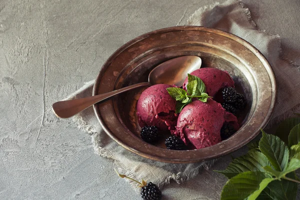 BlackBerry dondurma taş zemin üzerine