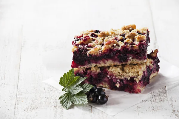 Schwarze Johannisbeerkuchen auf weißem Hintergrund — Stockfoto