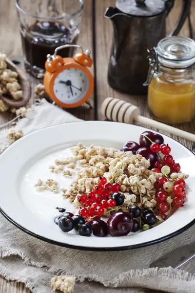 Frühstück mit Müsli und Tee — Stockfoto