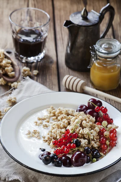 Frühstück mit Müsli und Tee — Stockfoto