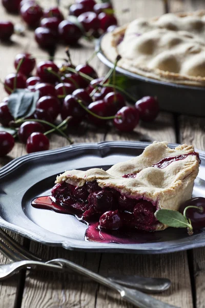 Cherry pie on wooden background — Stock Photo, Image
