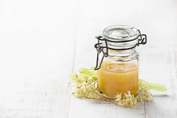Med a linden květy na bílém pozadí — Stock fotografie
