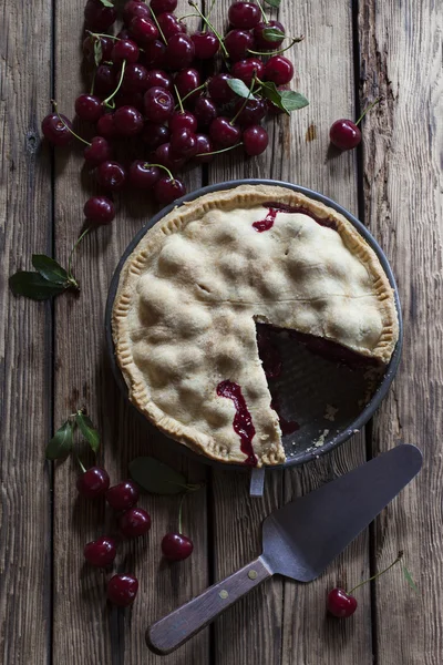 Tarte aux cerises sur fond en bois — Photo