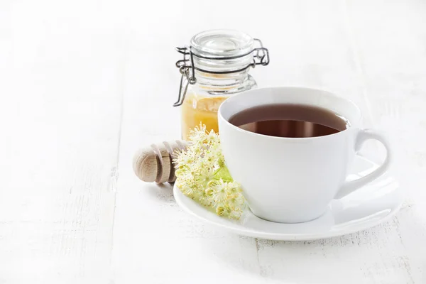 Te och honung på vit bakgrund — Stockfoto