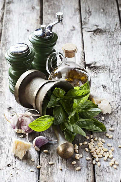 Pesto ingredientes em fundo de madeira — Fotografia de Stock