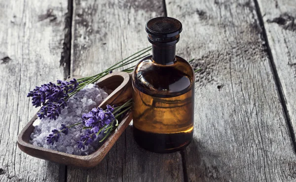 Sal de lavanda e flores em fundo de madeira — Fotografia de Stock