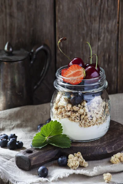 Granola with fresh berries and fruit — Stock Photo, Image