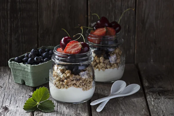 Granola with fresh berries and fruit — Stock Photo, Image