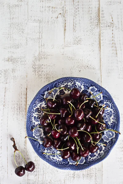 Cerezas sobre fondo de madera — Foto de Stock