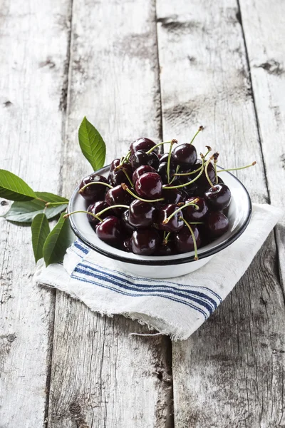 Cerejas em fundo de madeira — Fotografia de Stock