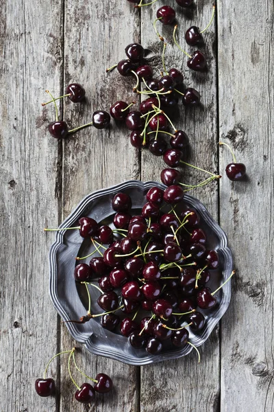 Cerezas sobre fondo de madera — Foto de Stock