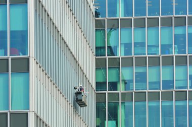 Windows üzerinde yüksek bina temizlik işçileri