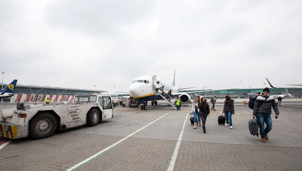 Passagiere steigen in Ryanair-Flugzeug ein — Stockfoto