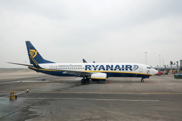 Ryanair реактивного літака в аеропорту Станстед — стокове фото