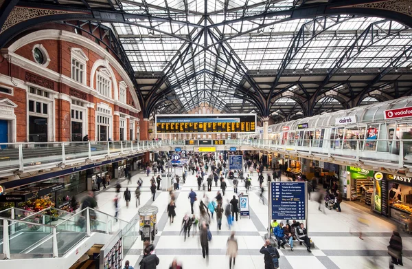 Commuters inside Liverpool Street Station — Stock Photo, Image