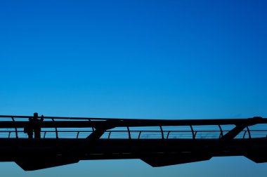 Millennium Köprüsü üzerinde yürüyen insanlar