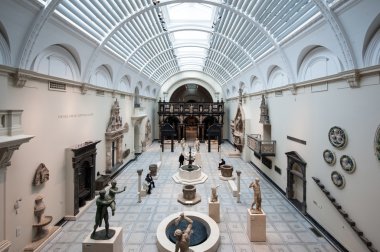 İnsanlar Victoria ve Albert Müzesi ziyaret