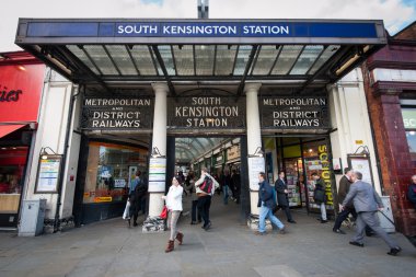 South Kensington Metro istasyonu önünde insanlar