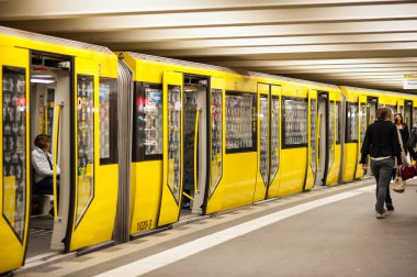 İnsanlar Potsdamer Platz metro istasyonu