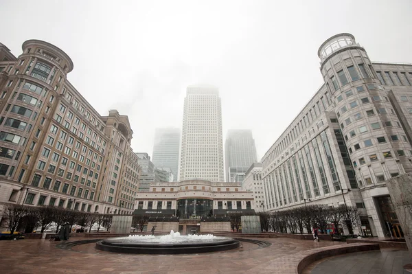 Menschen, die auf dem Cabot Square spazieren — Stockfoto