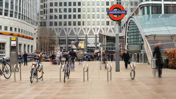 People entering Canary Wharf Station — Stock Photo, Image