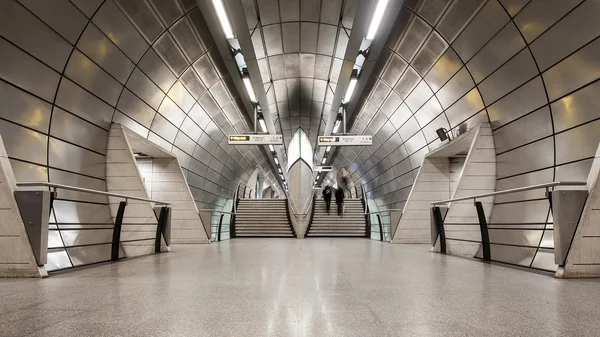 Commuters inside Southwark Station — Stock Photo, Image