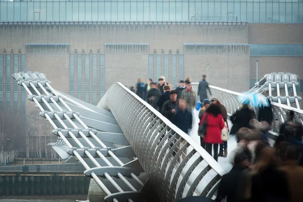 Ludzie chodzą przez most Milenijny — Zdjęcie stockowe