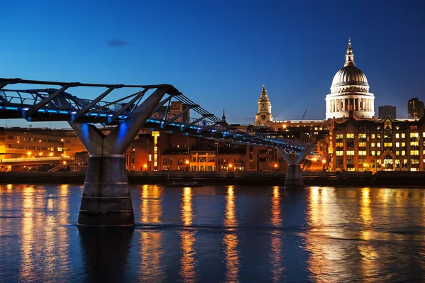 Millennium bridge en st pauls kathedraal — Stockfoto