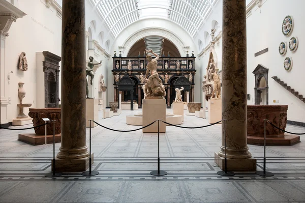 Personas que visitan Victoria and Albert Museum — Foto de Stock