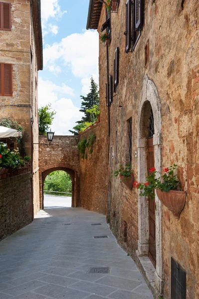 Vista strada nel paese di Pienza — Foto Stock