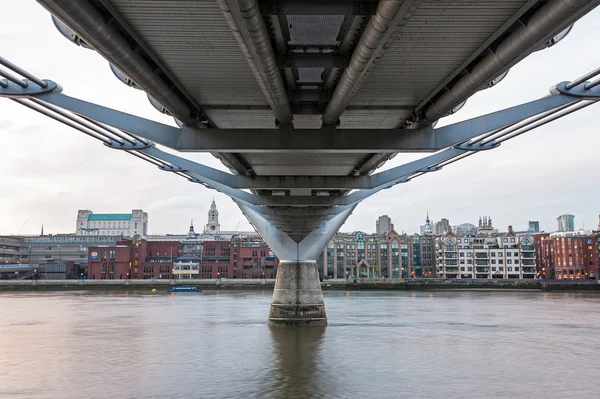 Pylon under the Millennium bridge — Stock Photo, Image