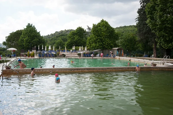 Turister njuta av termalbad — Stockfoto