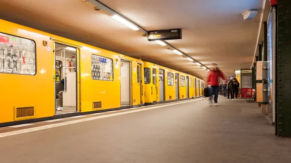 Ludzie na stacji metra Potsdamer Platz — Zdjęcie stockowe