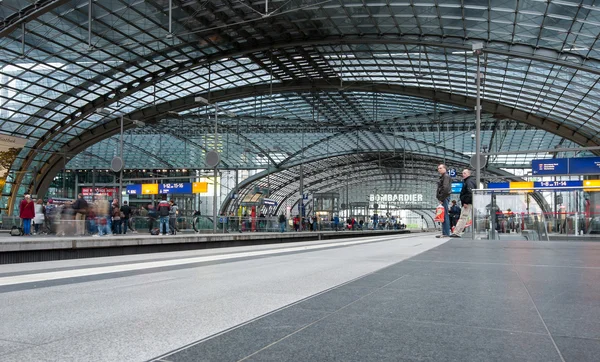 İnsanlara Berlin merkez tren istasyonu