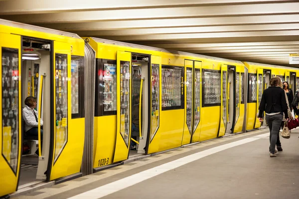 Ludzie na stacji metra Potsdamer Platz — Zdjęcie stockowe