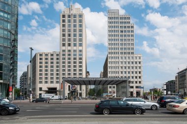 Potsdamer Platz istasyonu önünde trafik