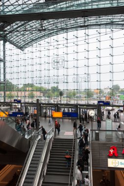 İnsanlar içinde Berlin merkez tren istasyonu