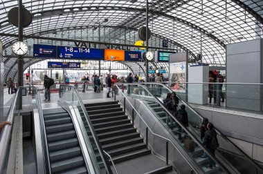 İnsanlar içinde Berlin merkez tren istasyonu