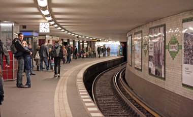 İnsanlar Potsdamer Platz metro istasyonu