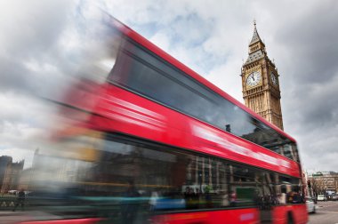 Big Ben önünde hareketli kırmızı İngiliz otobüs