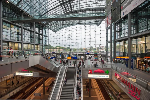 People inside Berlin Central train station — Stock Photo, Image