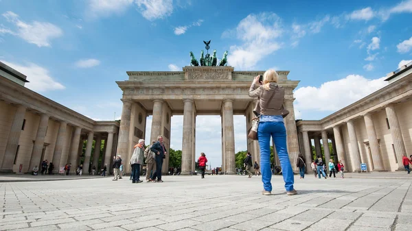 Turistas visitando la Puerta de Brandeburgo — Foto de Stock