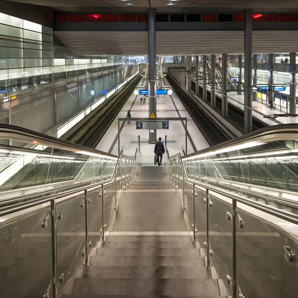 Folk på Potsdamer Platz t-banestasjon – stockfoto