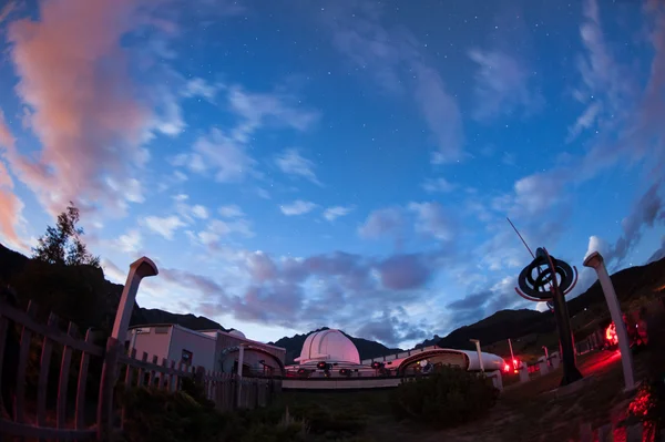 天文台的圆顶在晚上 — 图库照片