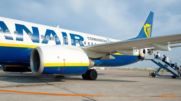 Einsteigen in ein Ryanair-Flugzeug — Stockfoto