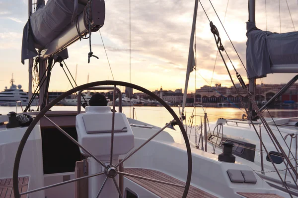 Barche a vela nel porto di Valencia — Foto Stock