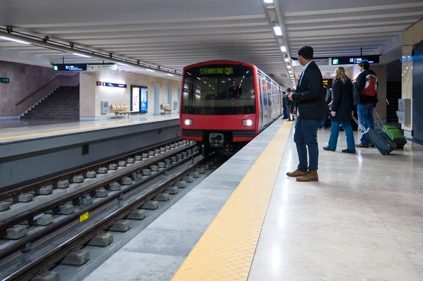 Pessoas esperando o metrô chegar — Fotografia de Stock