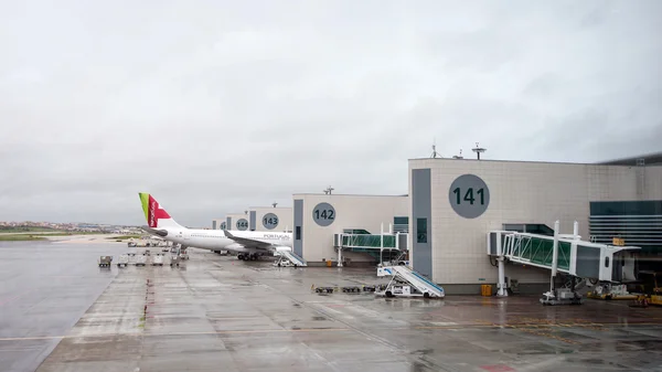 Tik op vliegtuig in Lissabon luchthaven — Stockfoto