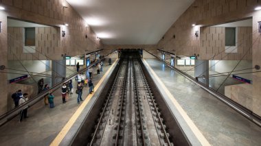 Alameda istasyonunda metro için bekleyenler