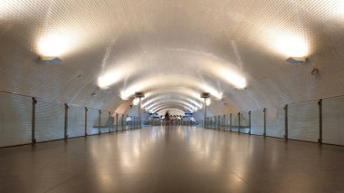 Boş koridor Lizbon metrosu